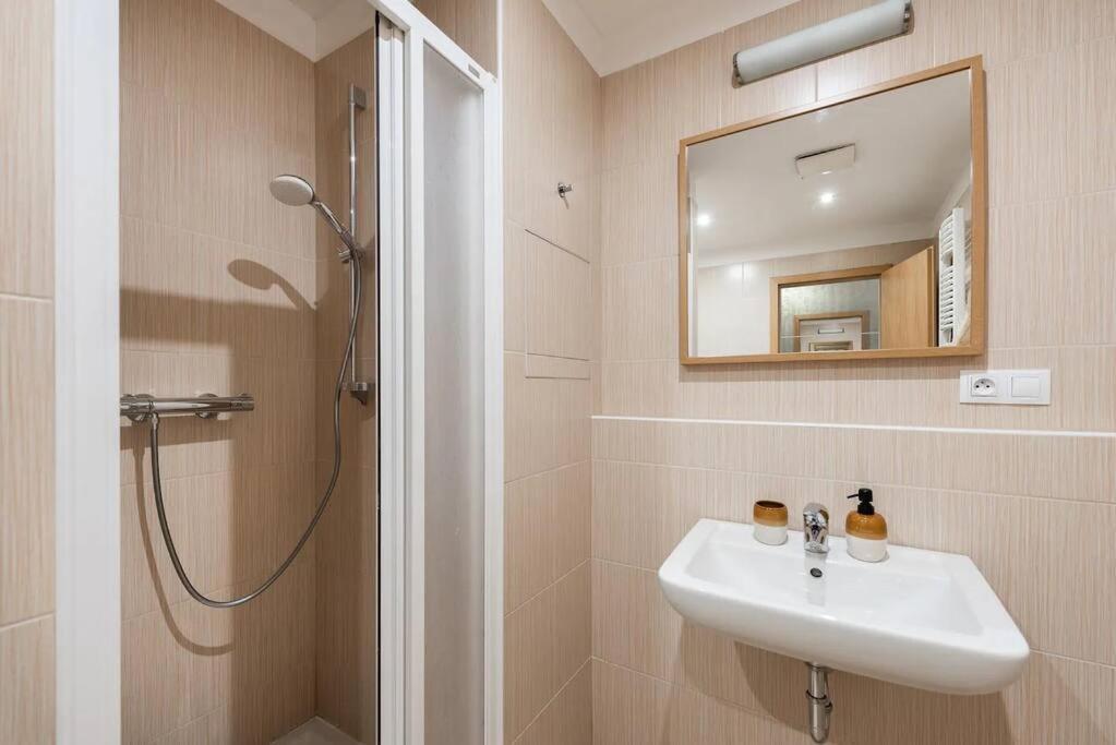 Apartment W/ Free Garage Parking Praga Esterno foto